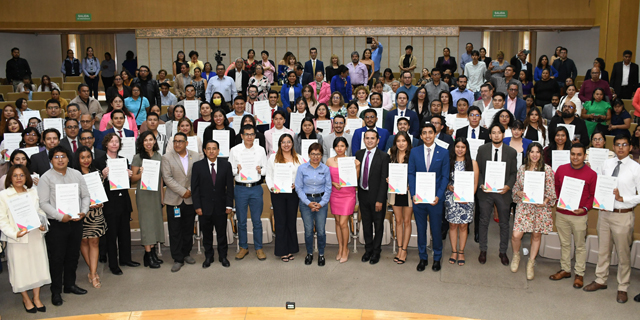 245 egresados BUAP reciben el Premio Ceneval al Desempeño de Excelencia EGEL