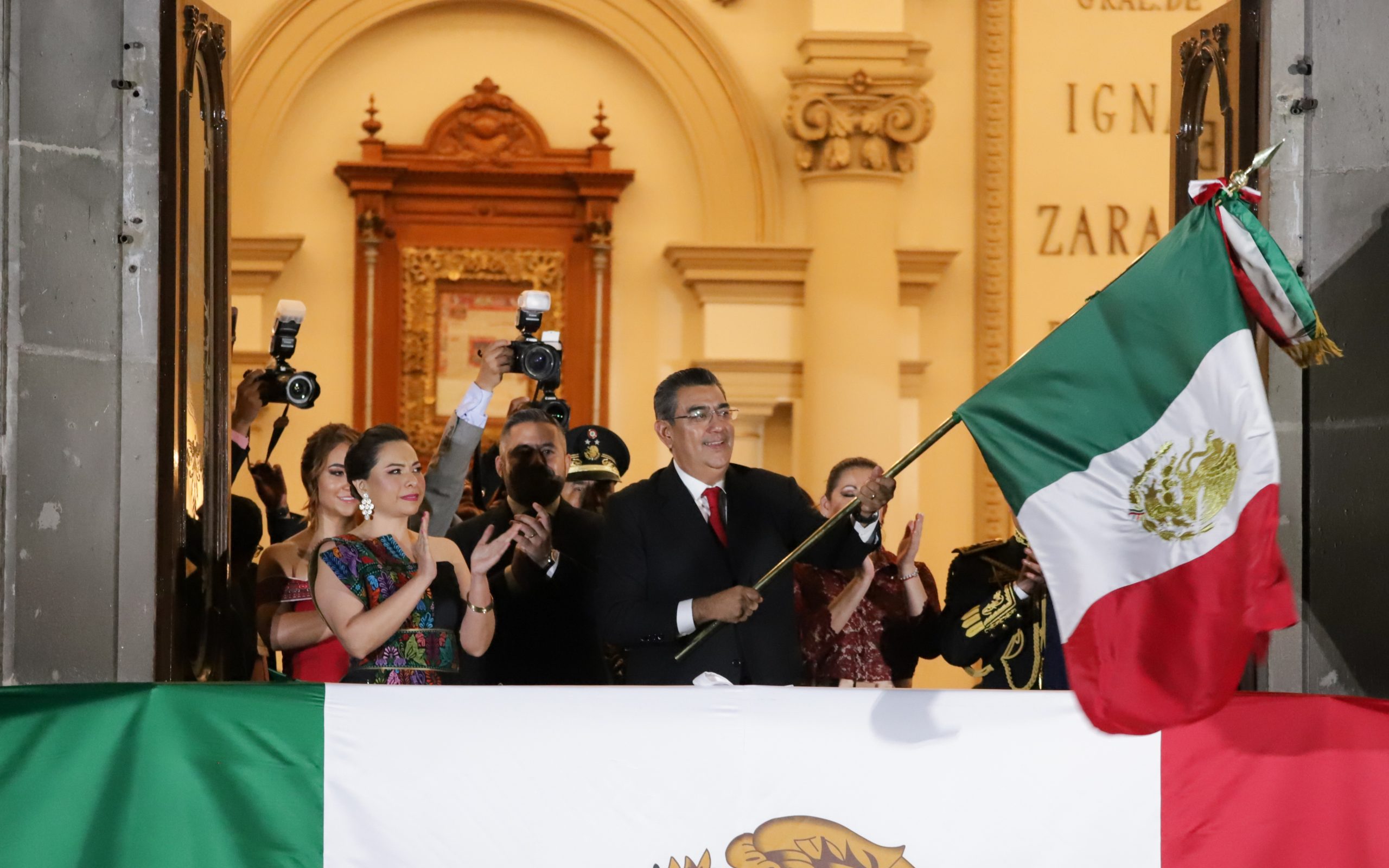 En familia, Puebla celebra 214 aniversario del Grito de Independencia