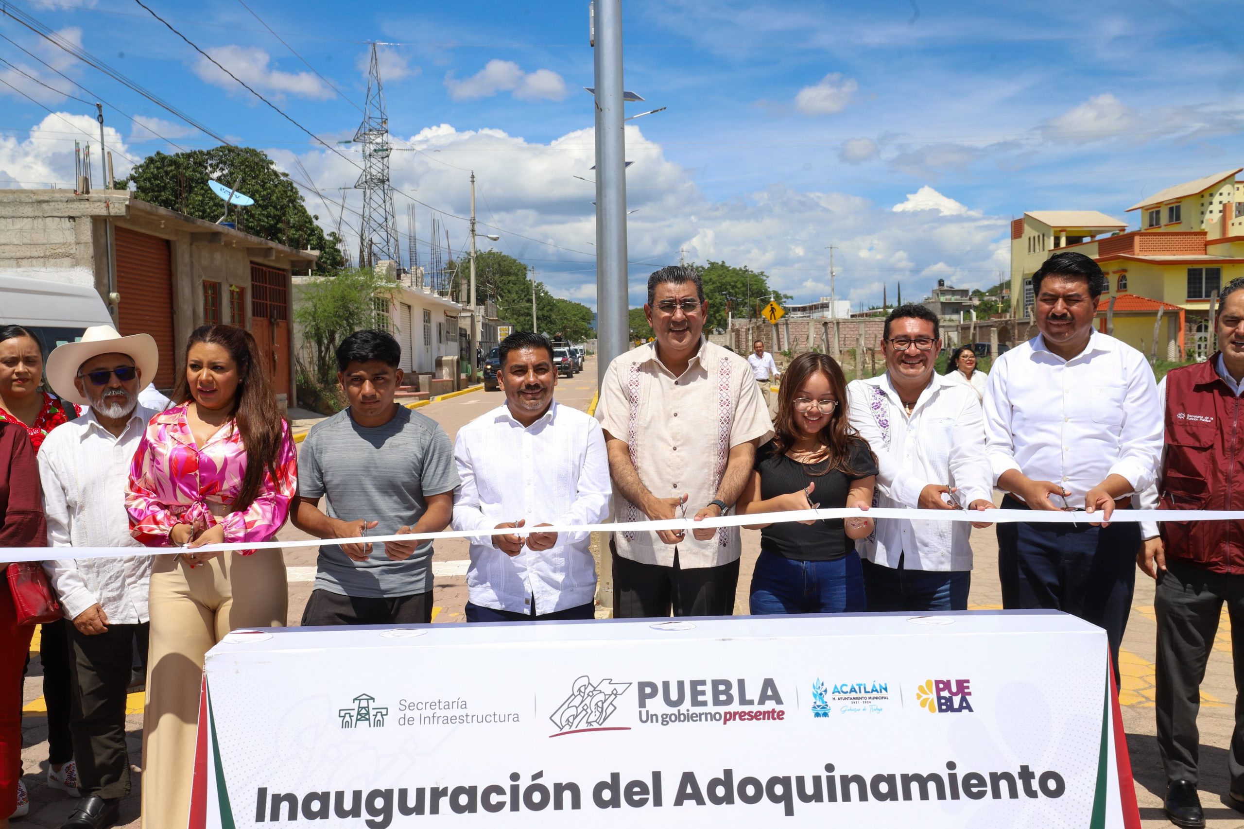 Inaugura Sergio Salomón el techado de la plaza cívica en secundaria “Ricardo Flores Magón” de Acatlán de Osorio