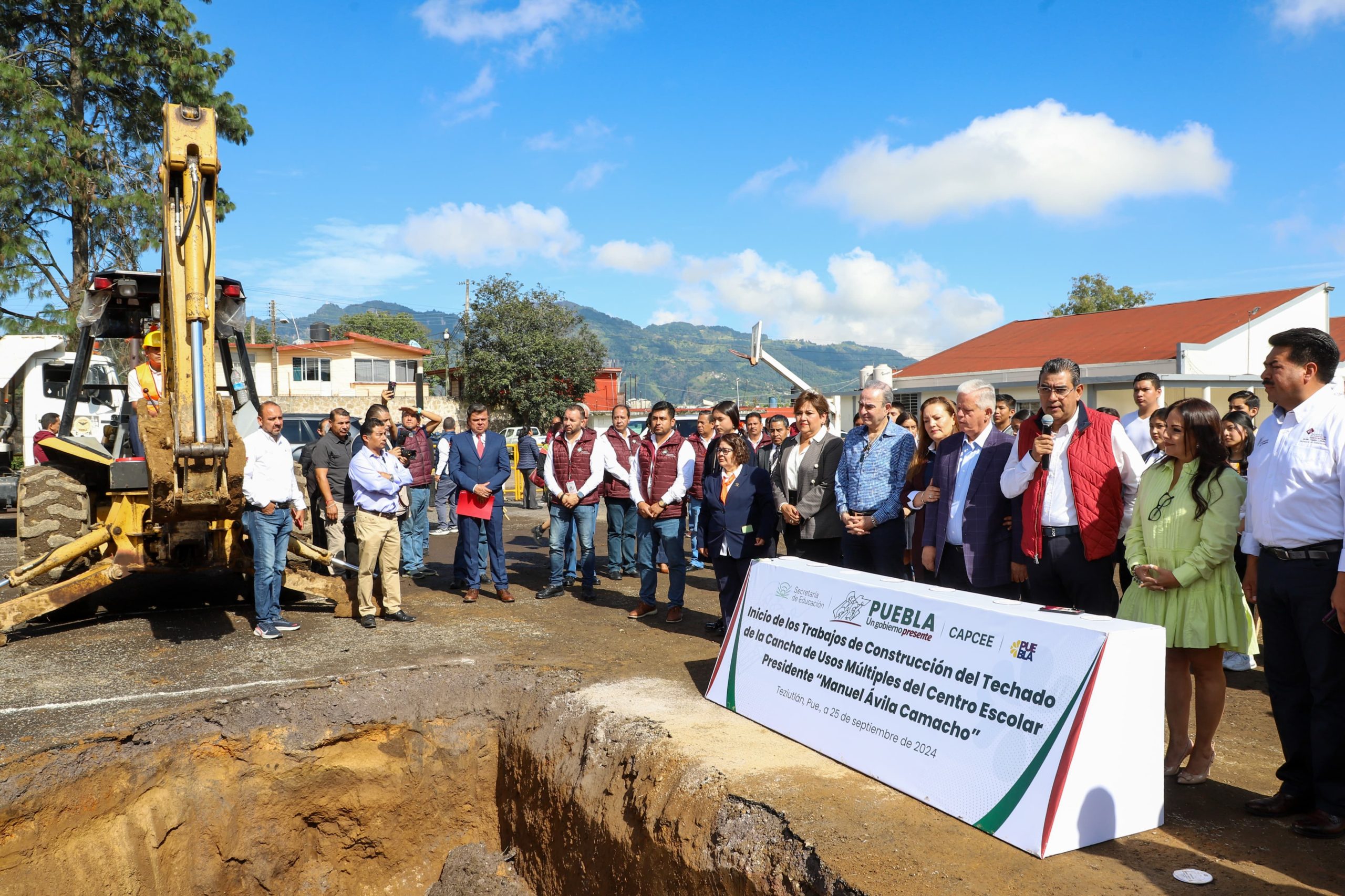 Preside Sergio Salomón inicio de la construcción del techado de la cancha de usos múltiples en Centro Escolar Ávila Camacho de Teziutlán