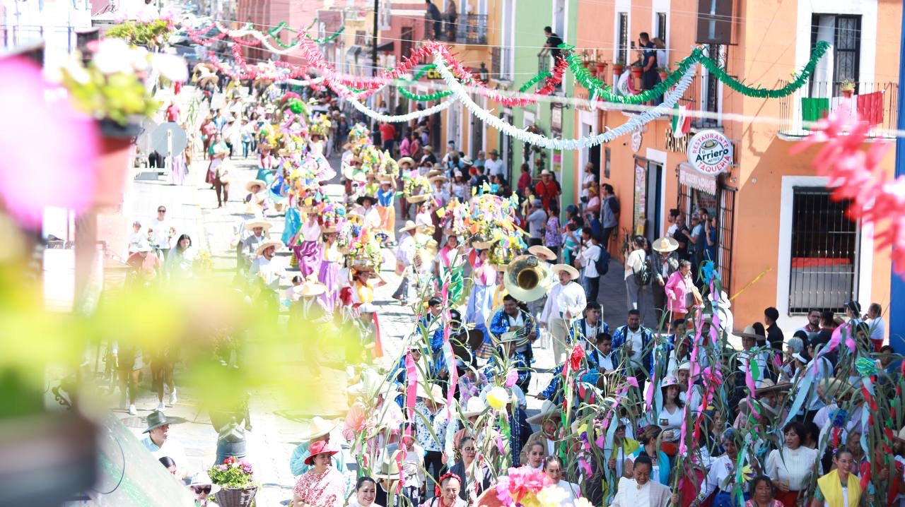 Danzantes invitan al Huey Atlixcáyotl en tradicional Convite por las calles de Atlixco