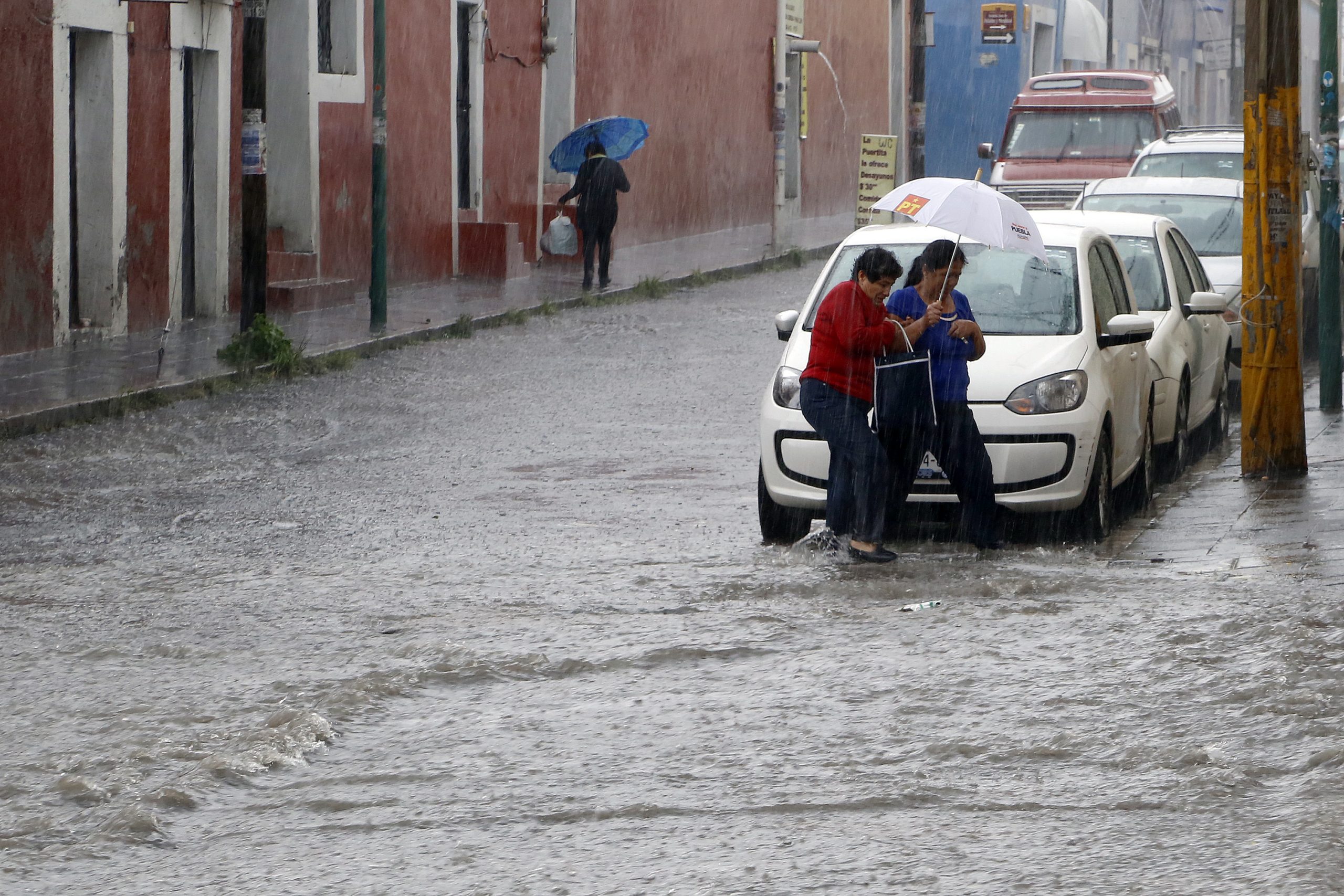 Fuertes vientos y probabilidad de lluvias torrenciales hoy en Puebla, por frente frío número uno