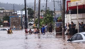 “John” vuelve a ser tormenta tropical y permanece frente a Michoacán con fuertes lluvias