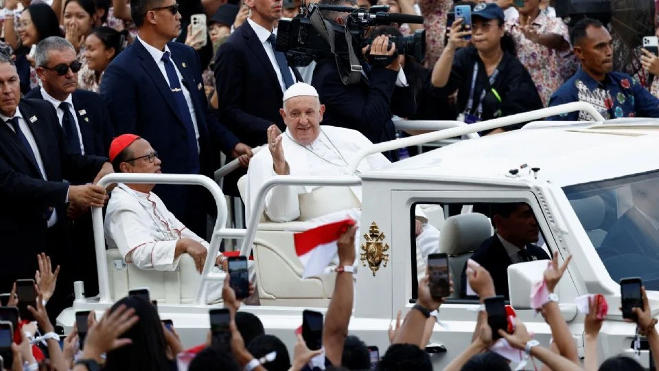 Detienen a siete personas que pretendían atentar contra el papa Francisco en Indonesia; tenían un dron, arcos y flechas