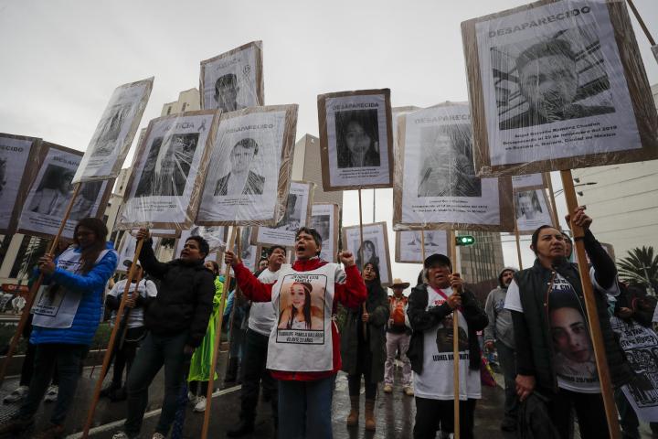 “¡Fue el Ejército!”, claman en México en la marcha por los estudiantes desaparecidos tras 10 años de impunidad