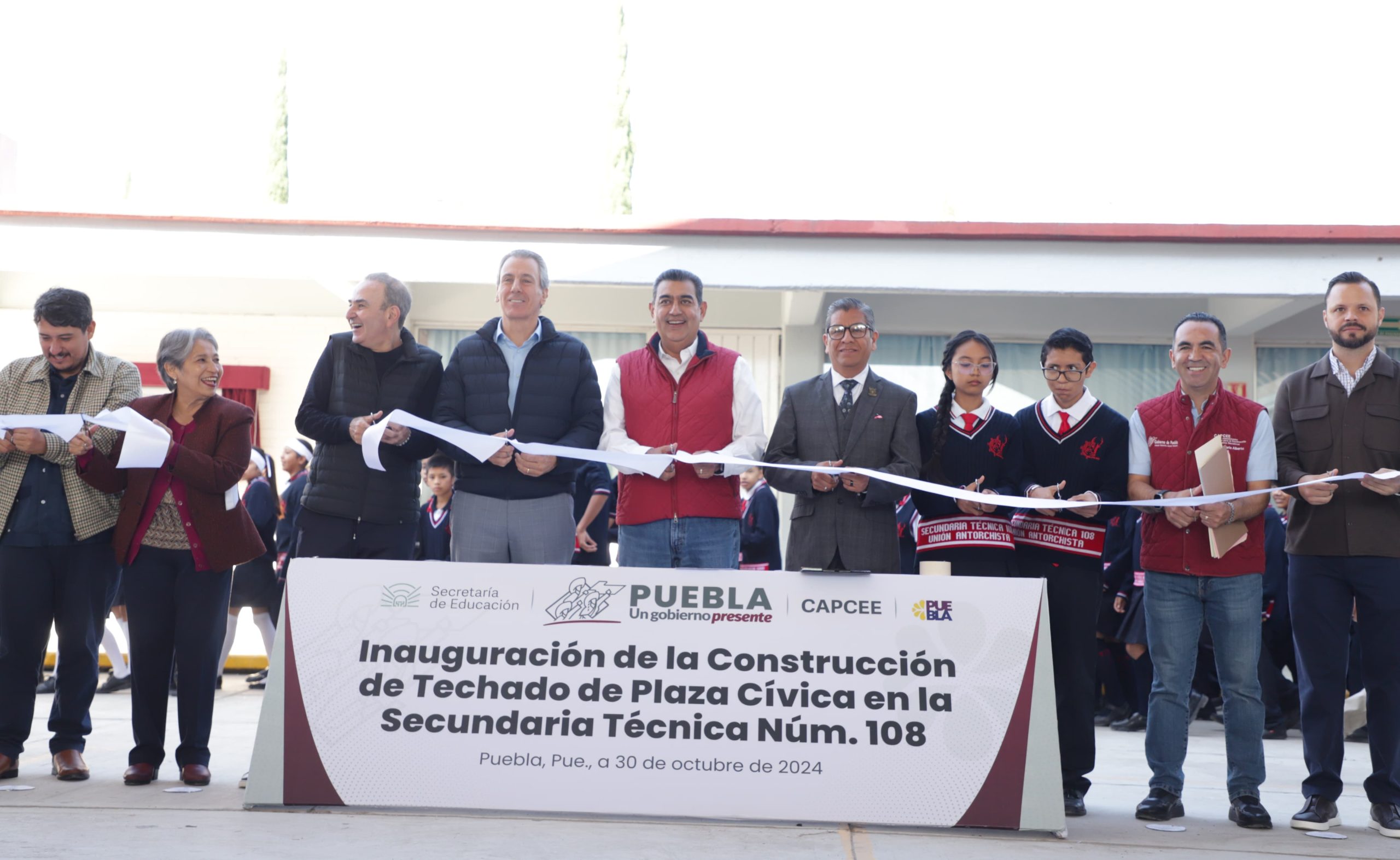 Gobierno de Sergio Salomón combte rezago educativo; entrega techados y aulas en la capital