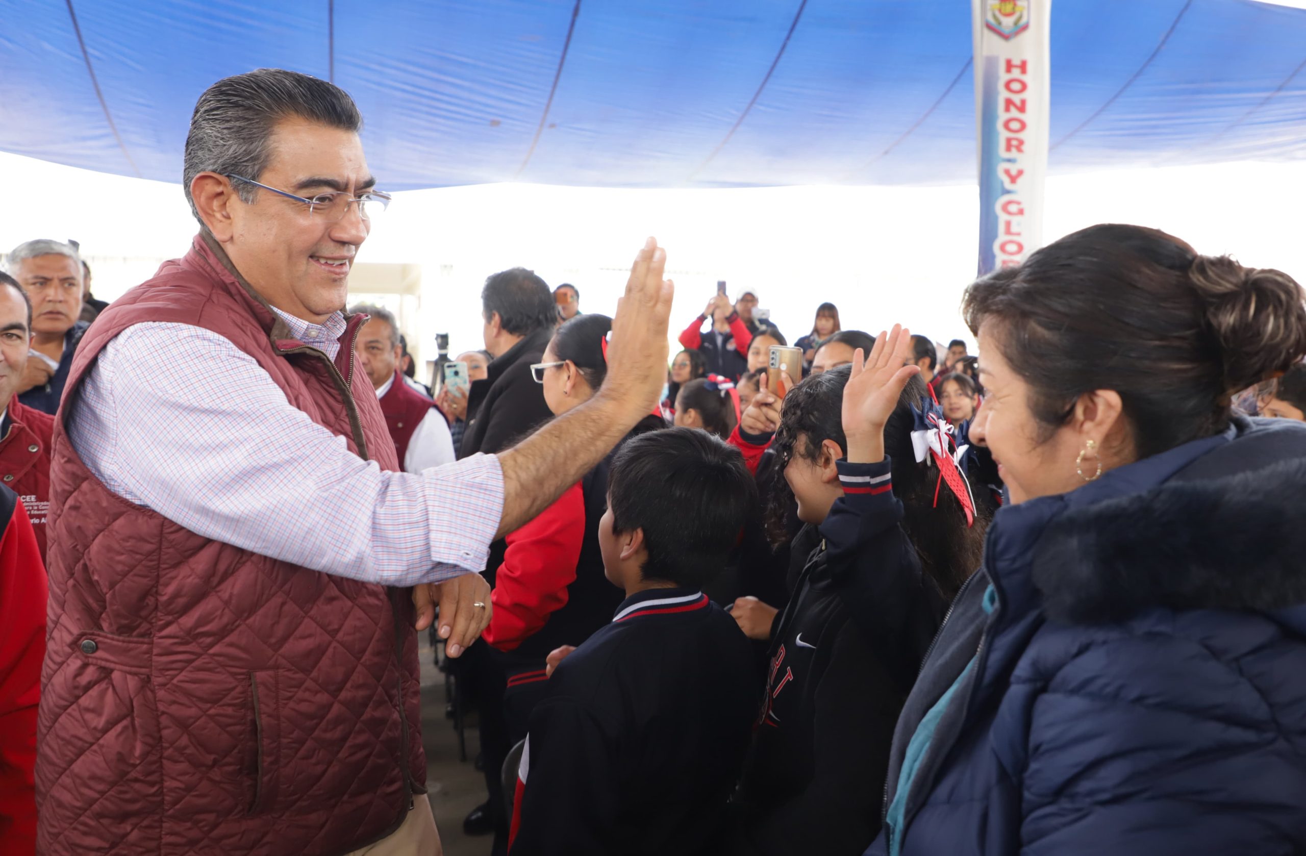 Entrega obras Sergio Salomón en tres municipios