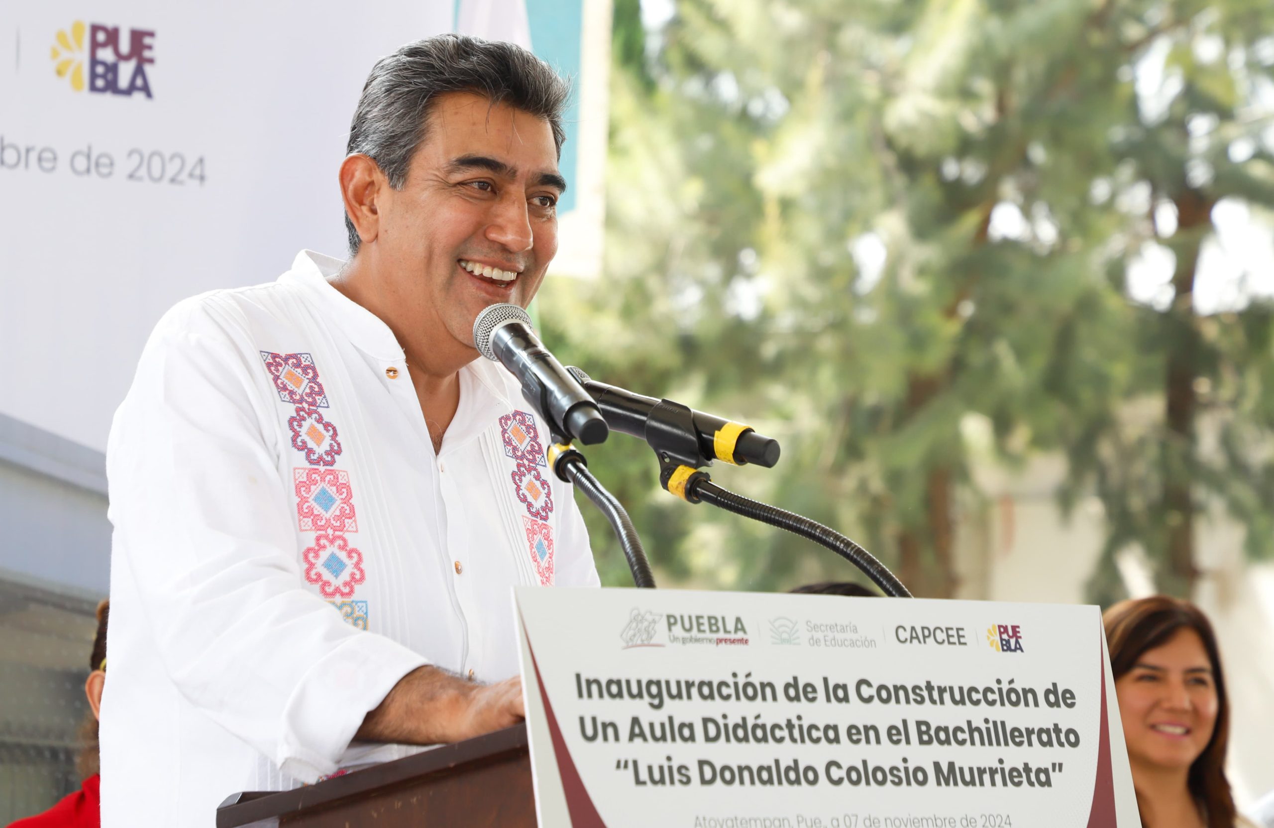 Entrega el gobernador más obras educativas en Atoyatempan y Huatlatlauca