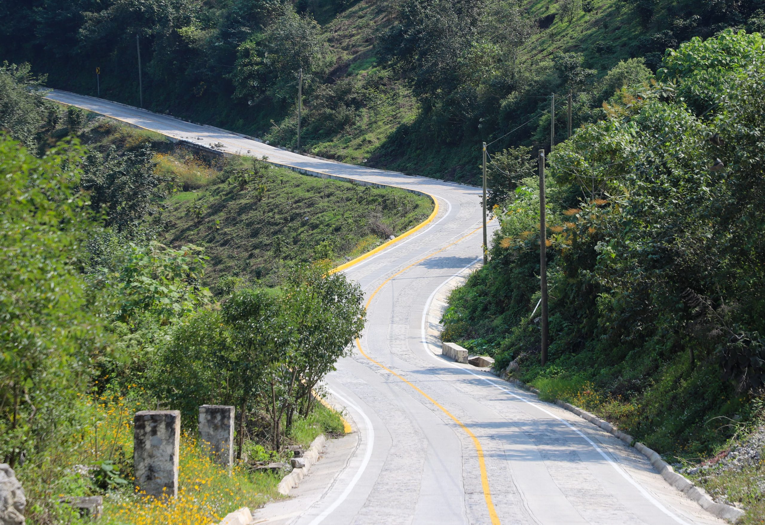 Entrega Sergio Salomón construcciones de caminos en Chiconcuautla y Tepetzintla, así como la rehabilitación de un tramo carretero en Tlapacoya