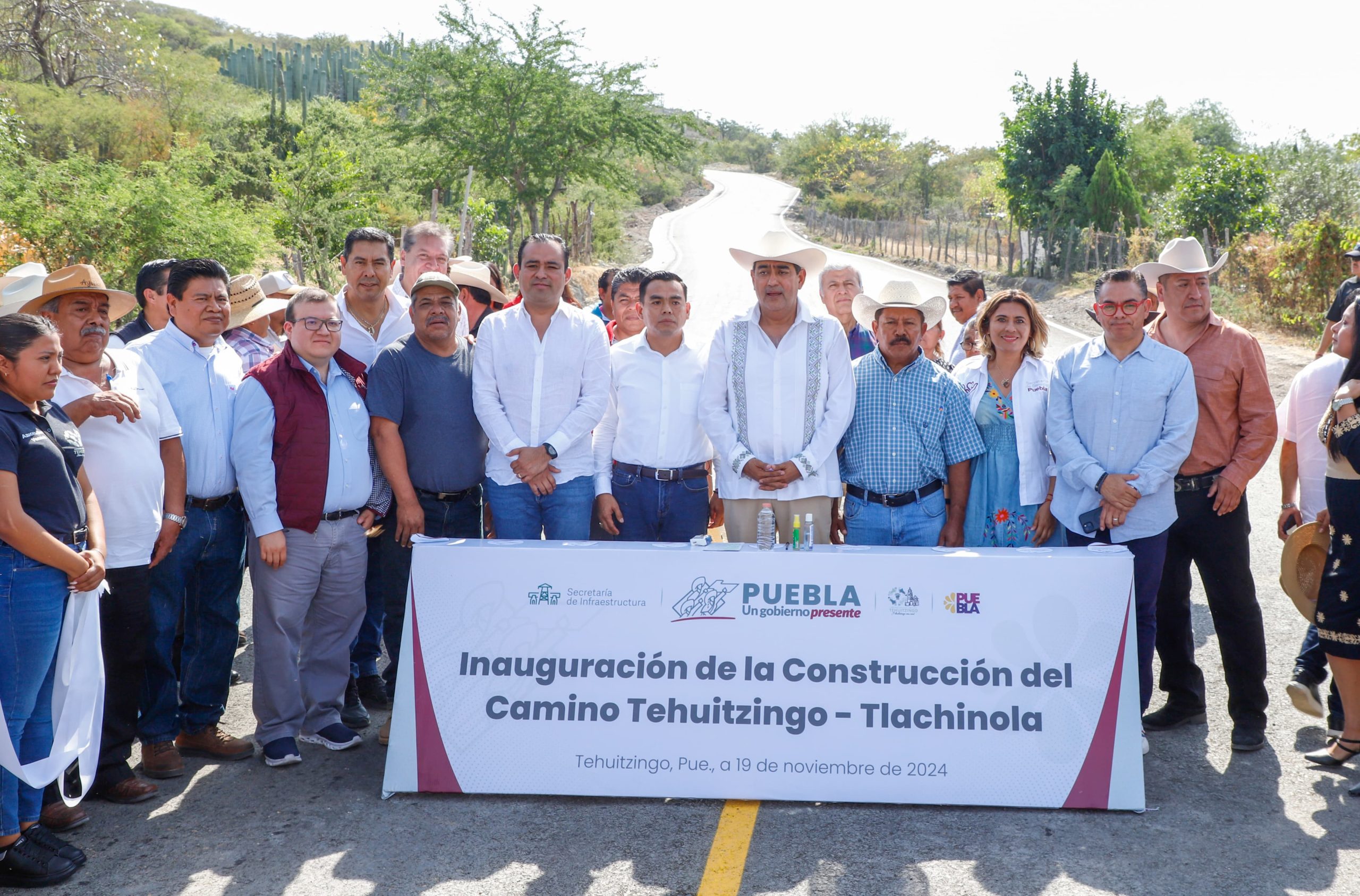 Entrega el gobernador obras carreteras y educativas en Tehuitzingo, Acatlán de Osorio y Petlalcingo