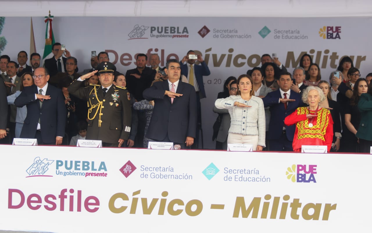 Sergio Salomón encabezó la ceremonia y desfile conmemorativo al 114 aniversario del inicio de la Revolución Mexicana