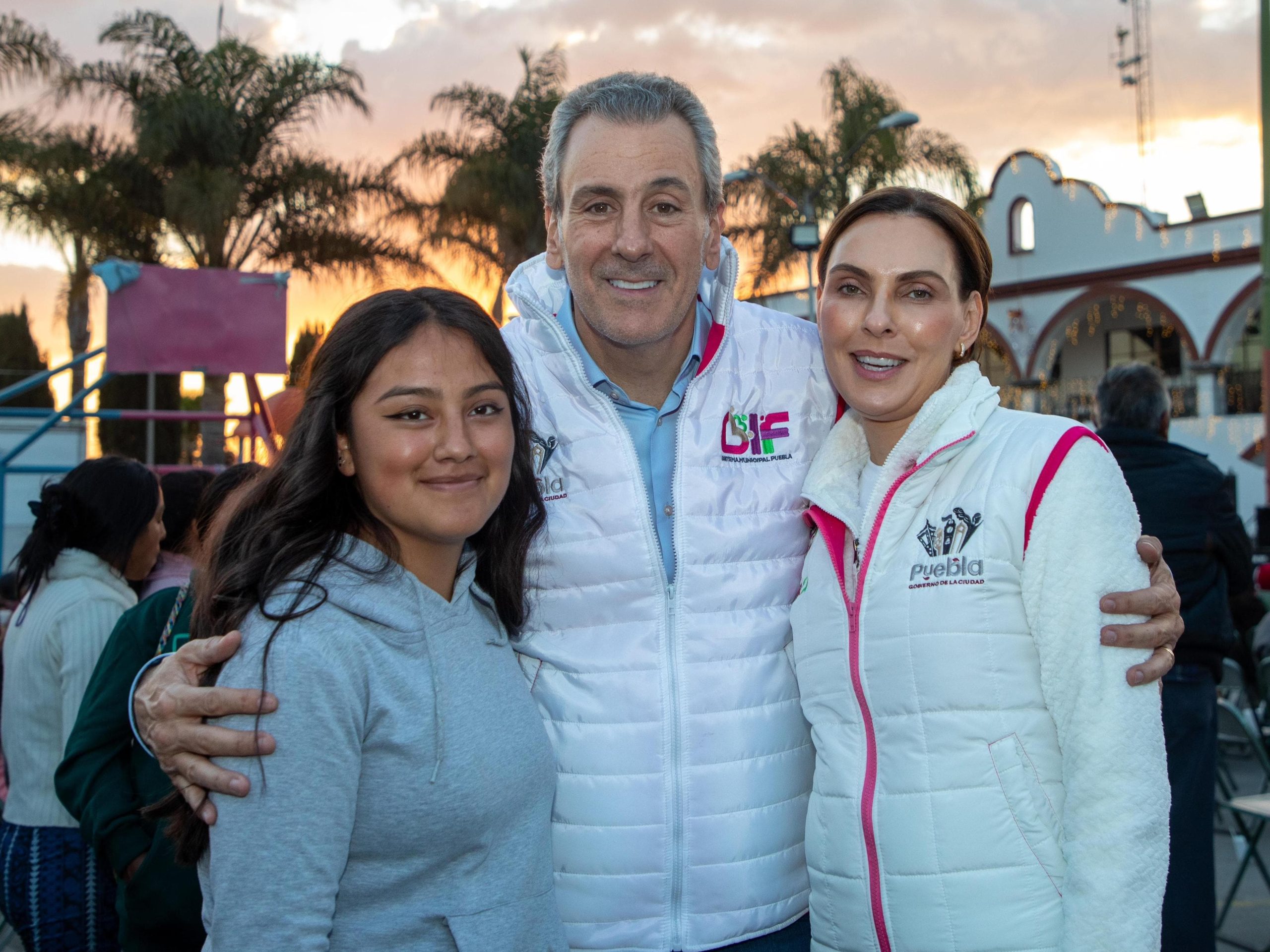 Visita SMDIF juntas auxiliares de Canoa y la Resurrección por festejos navideños