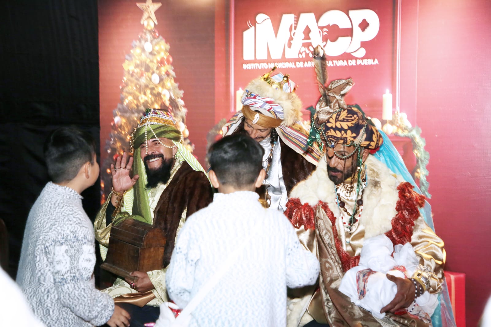 Presenta el Gobierno de la Ciudad piñata sensorial «Habla con los Reyes Magos»