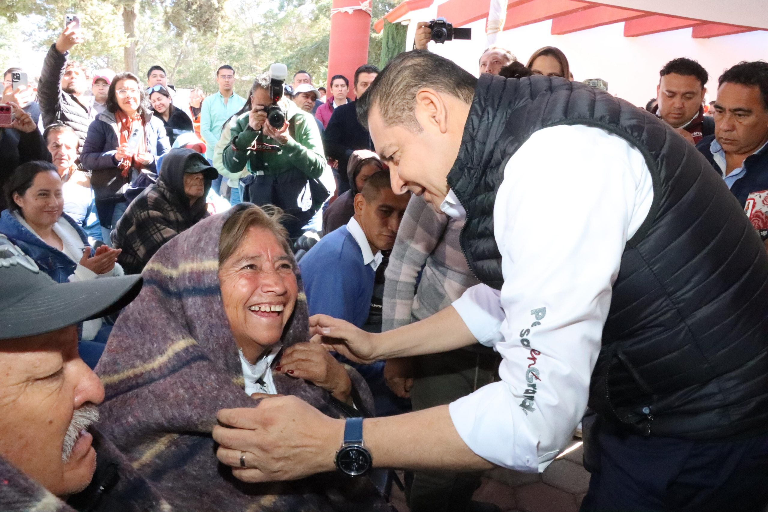 Armenta entrega cobertores en una de las zonas más frías: Libres