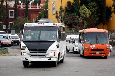 Presionan transportistas al gobierno para lograr aumento al pasaje; suspenderán el servicio este lunes