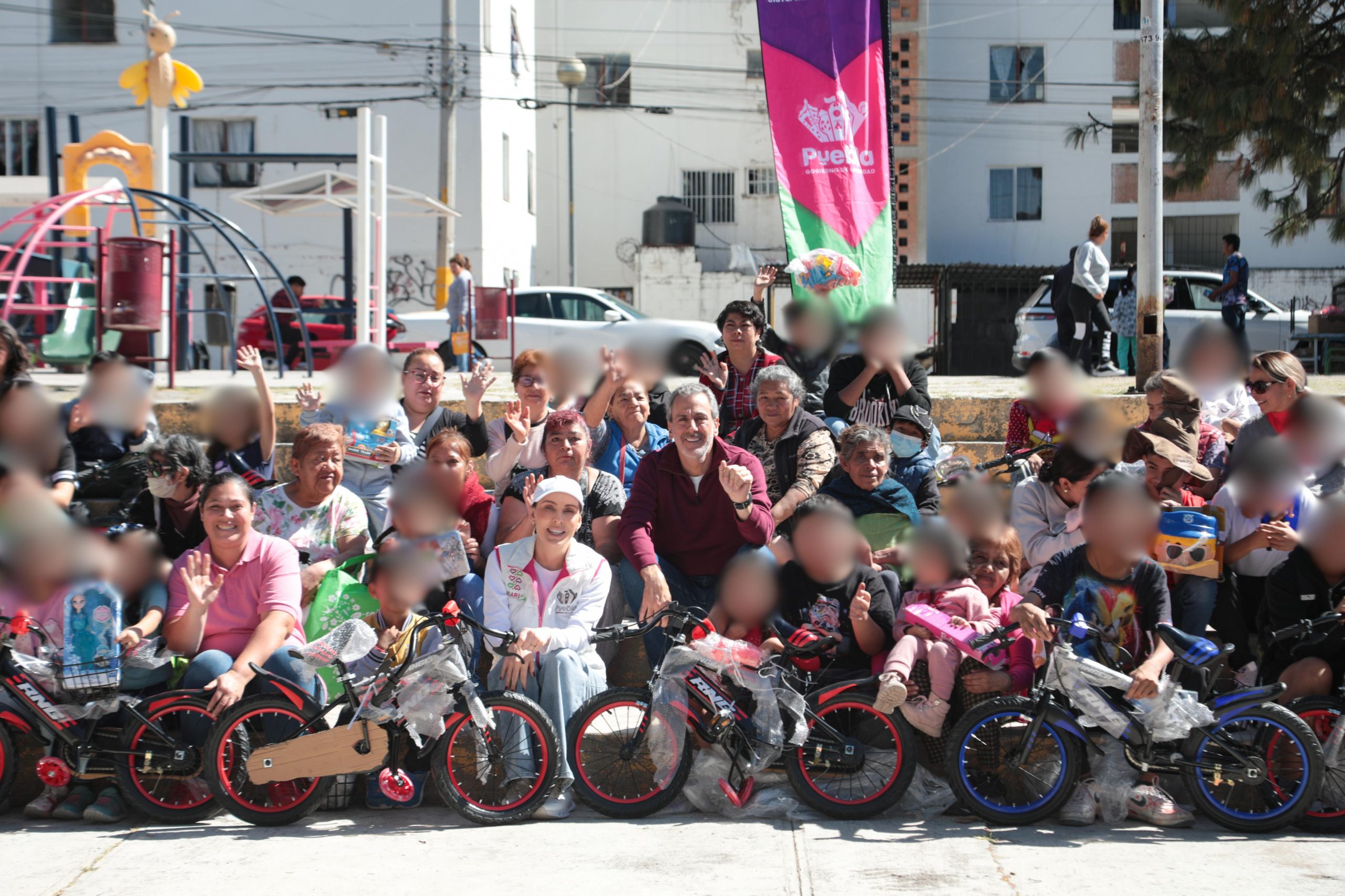 Regalan sonrisas Pepe Chedraui y MariElise Budib a niñas y niños de la U.H La Margarita