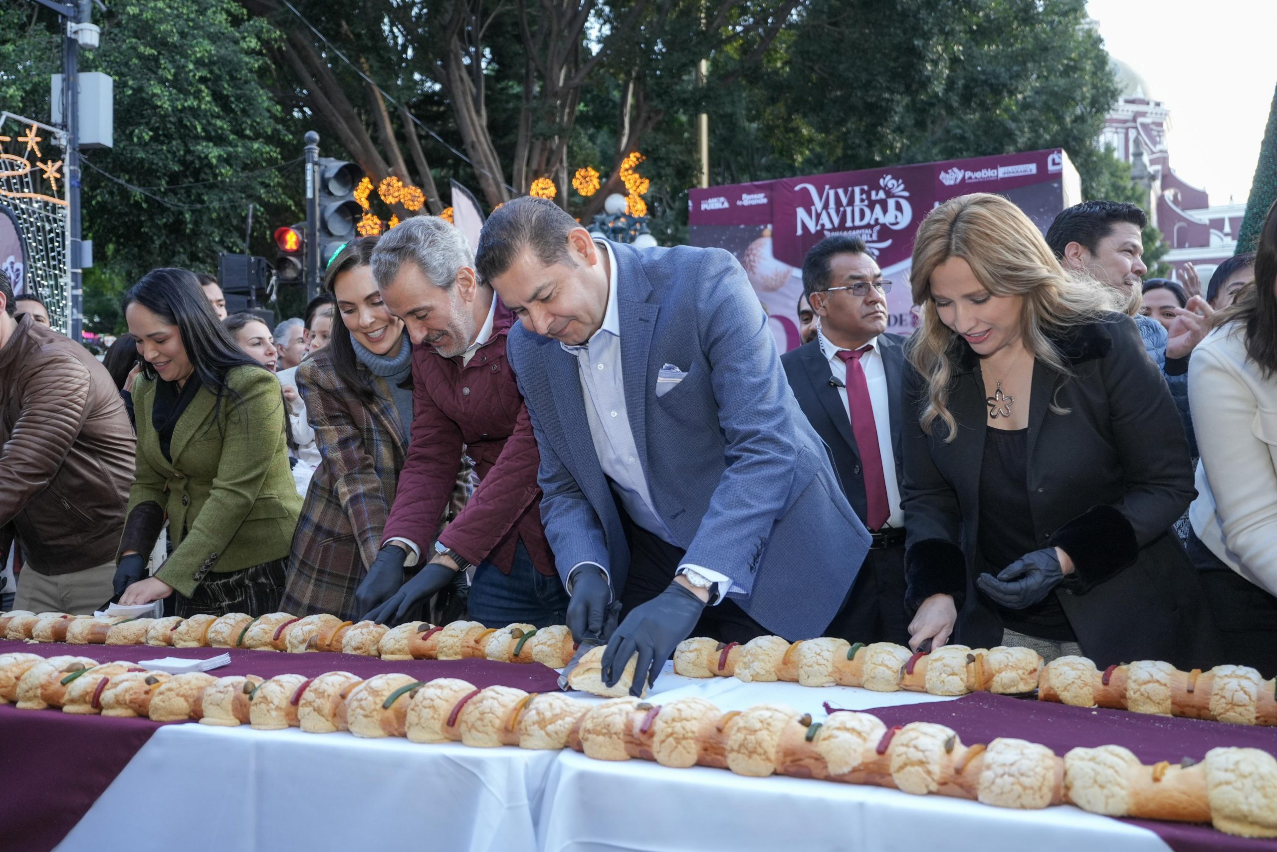 Presiden Alejandro Armenta y Pepe Chedraui la partida de Rosca Monumental en el zócalo de Puebla