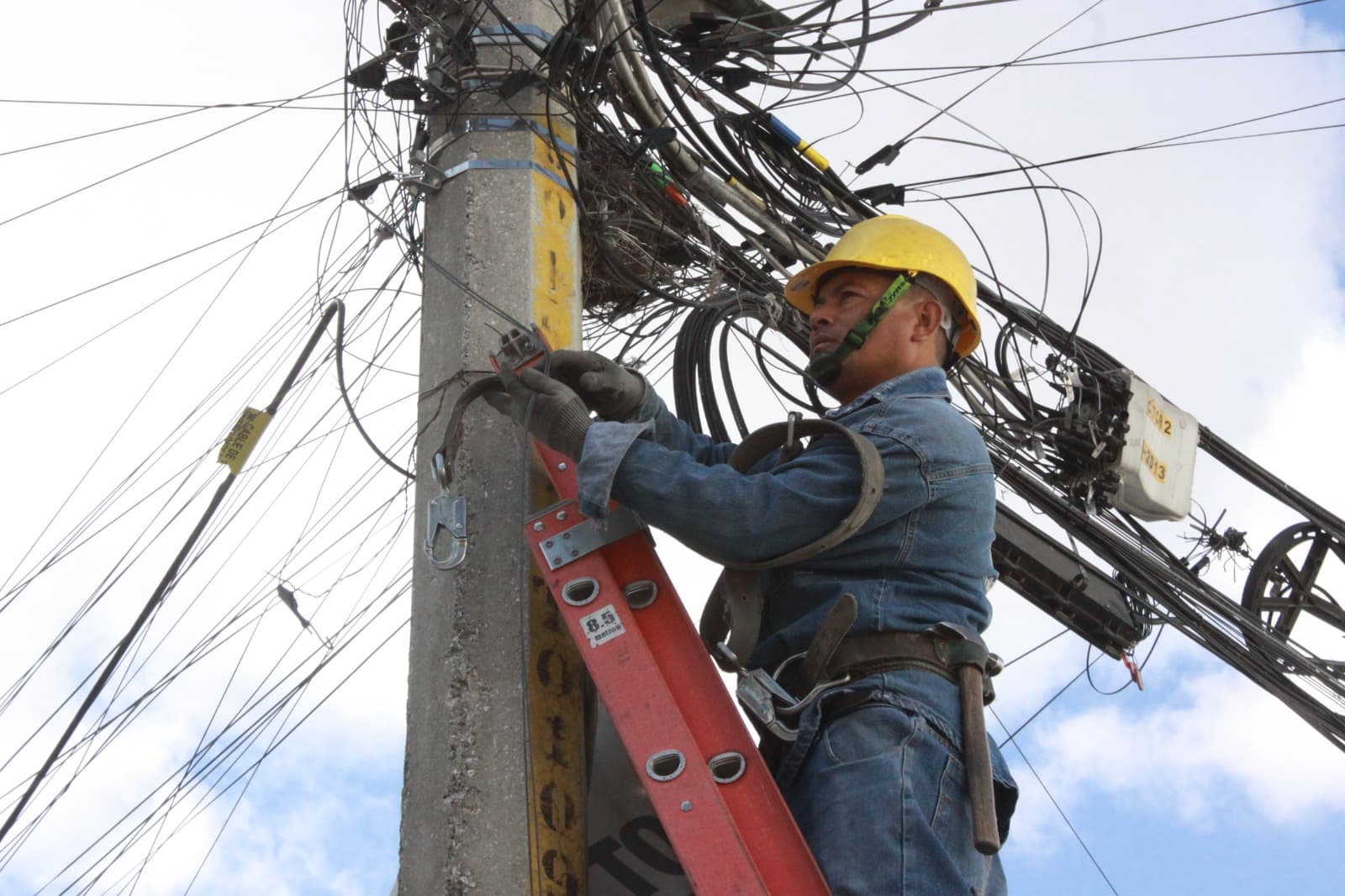 Fueron retirados 12 mil metros lineales de cable sin servicio o en desuso en la U.H. La Margarita