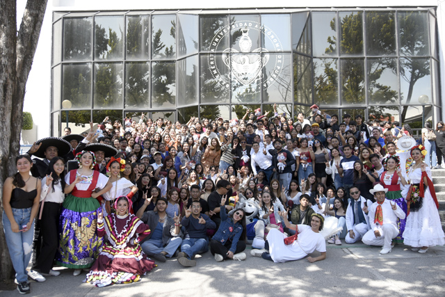 Los universitarios BUAP celebraron el amor en todas sus expresiones