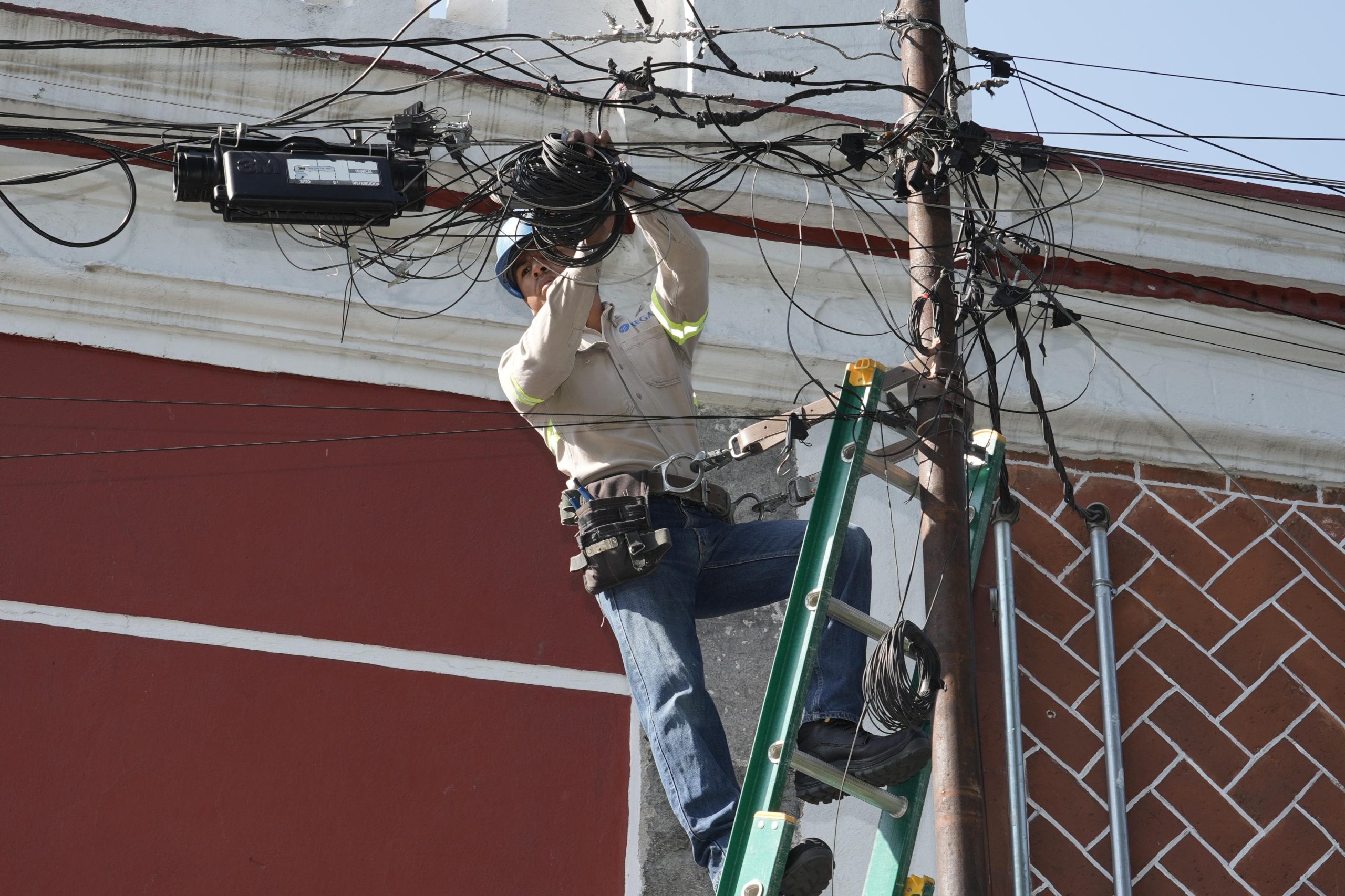 Gobierno de la Ciudad avanza con retiro de cableado en desuso para una Puebla más ordenada