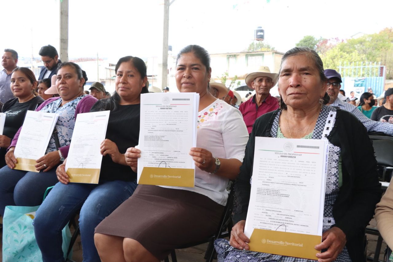 Entrega Ariadna Ayala títulos de propiedad en Agrícola Ocotepec