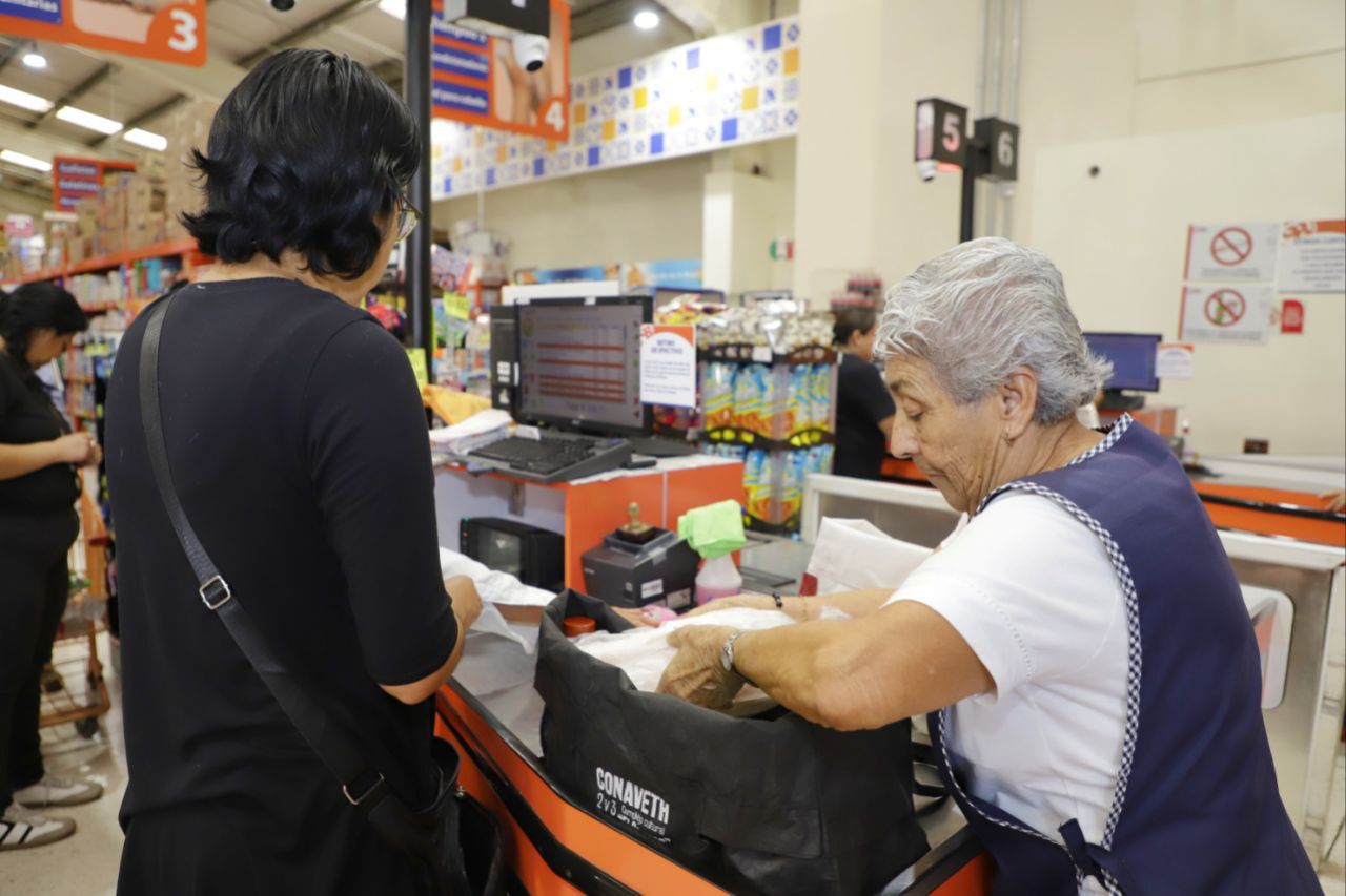 Invita el SMDIF a las personas adultas mayores a formar parte del programa Empacadores Voluntarios