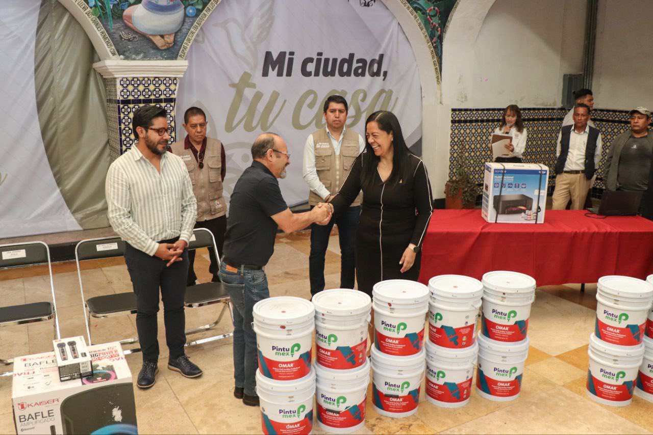 Ariadna Ayala entrega más de 200 mil pesos en apoyos para fortalecer el desarrollo educativo en Atlixco Ariadna Ayala entrega más de 200 mil pesos en apoyos para fortalecer el desarrollo educativo en Atlixco