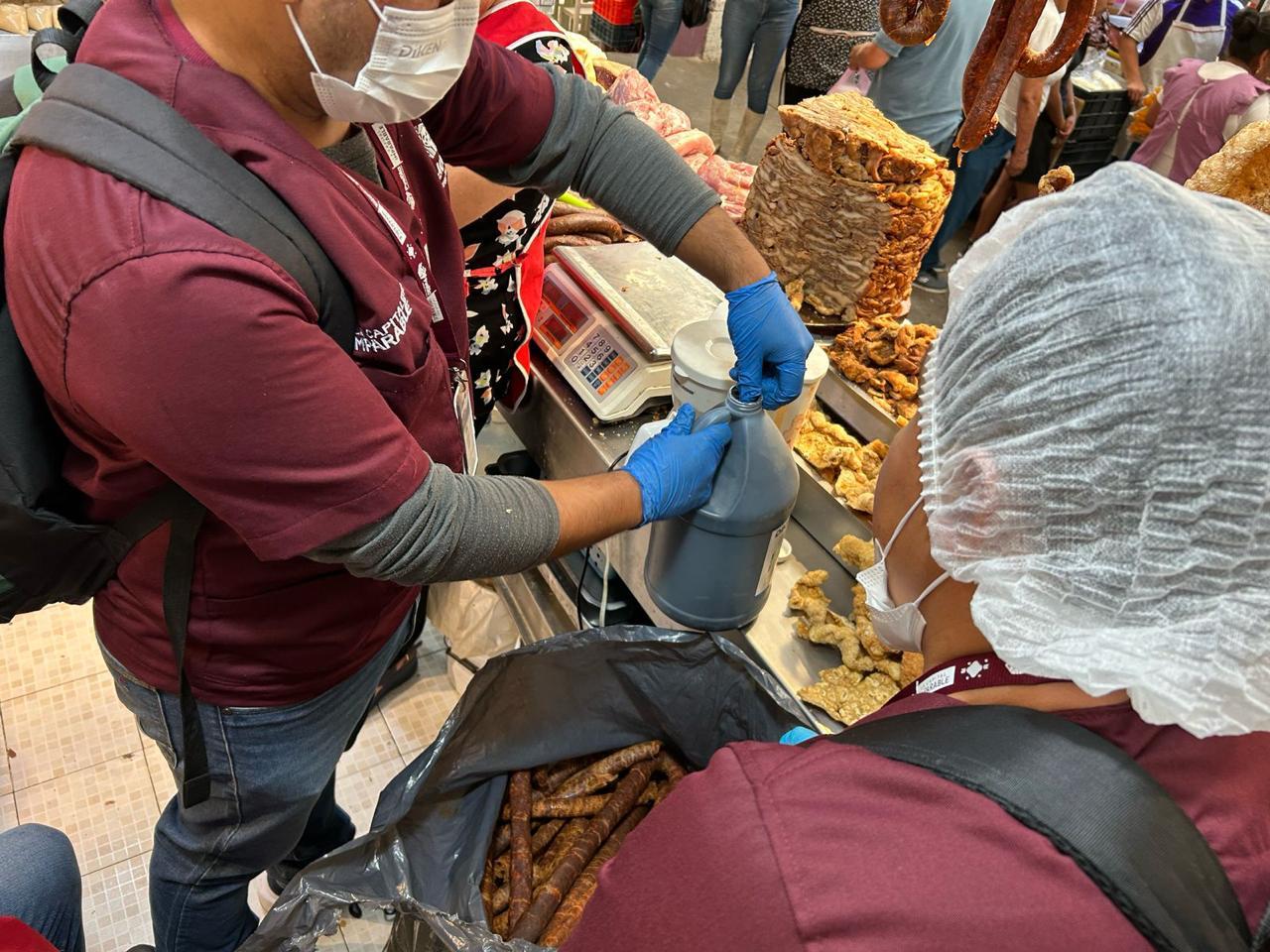 Decomisan 50 Kg. de carne en mal estado en mercado Zapata y clausuran el local Decomisan 50 Kg. de carne en mal estado en mercado Zapata y clausuran el local
