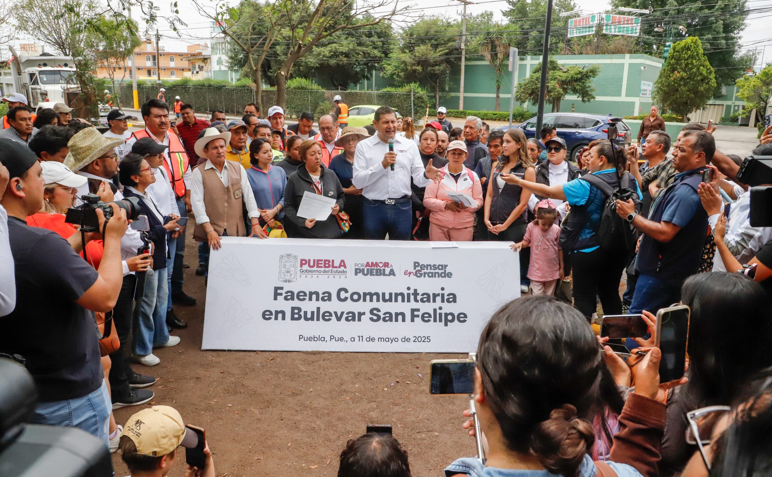 Alejandro Armenta encabezó Faena Comunitaria en el Andador del Boulevard de San Felipe Hueyotlipan Alejandro Armenta encabezó Faena Comunitaria en el Andador del Boulevard de San Felipe Hueyotlipan