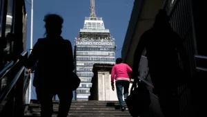 Rescatan a las 12 personas atrapadas en el elevador de la Torre Latinoamericana tras horas de tensión