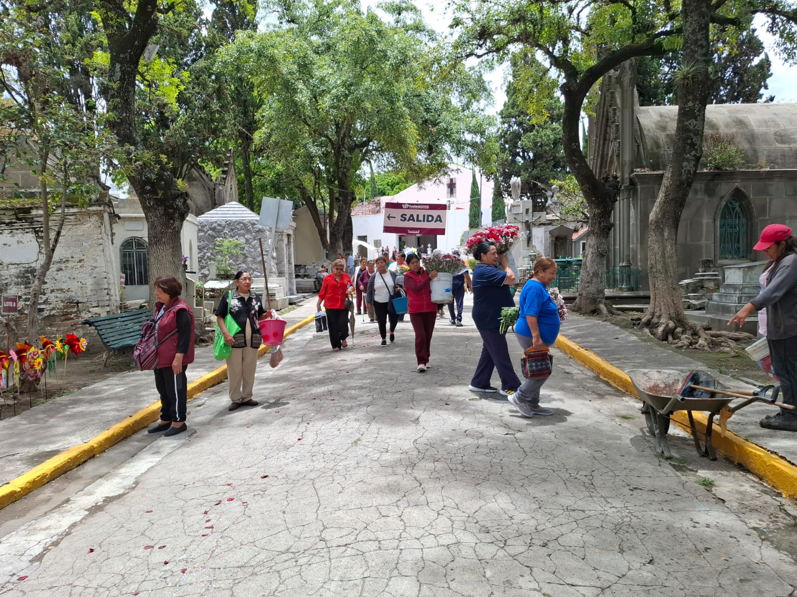 Acudieron más de 22 mil visitantes al Panteón Municipal por el Día del Padre Acudieron más de 22 mil visitantes al Panteón Municipal por el Día del Padre