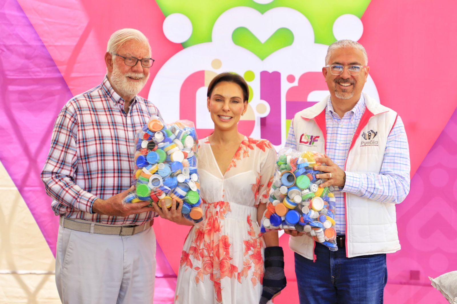 Entrega MariElise Budib tonelada y media de tapitas a la Fundación Una Nueva Esperanza Entrega MariElise Budib tonelada y media de tapitas a la Fundación Una Nueva Esperanza
