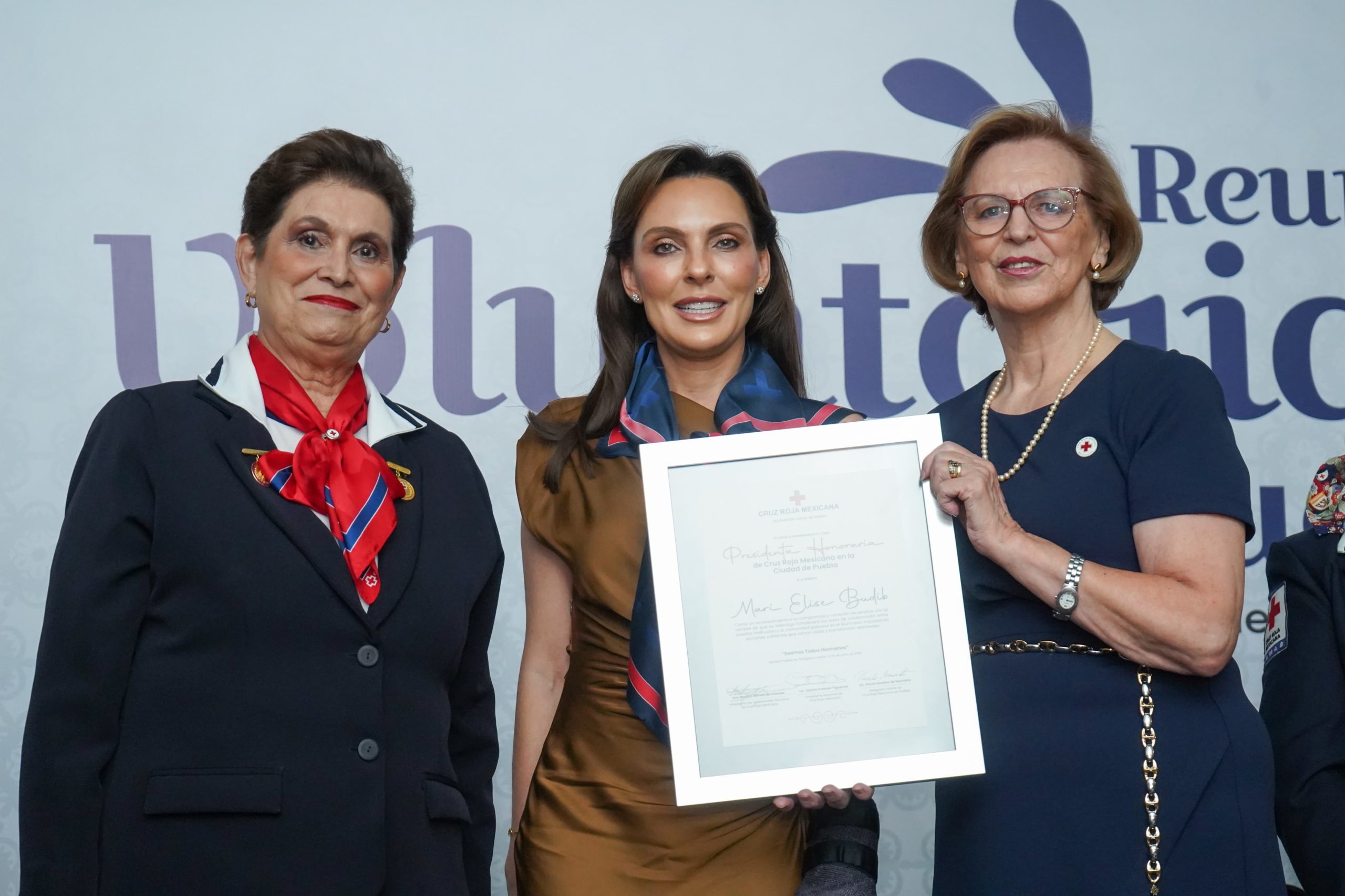Recibe MariElise Budib el nombramiento como presidenta honoraria del Voluntariado de Damas de la Cruz Roja Mexicana Recibe MariElise Budib el nombramiento como presidenta honoraria del Voluntariado de Damas de la Cruz Roja Mexicana