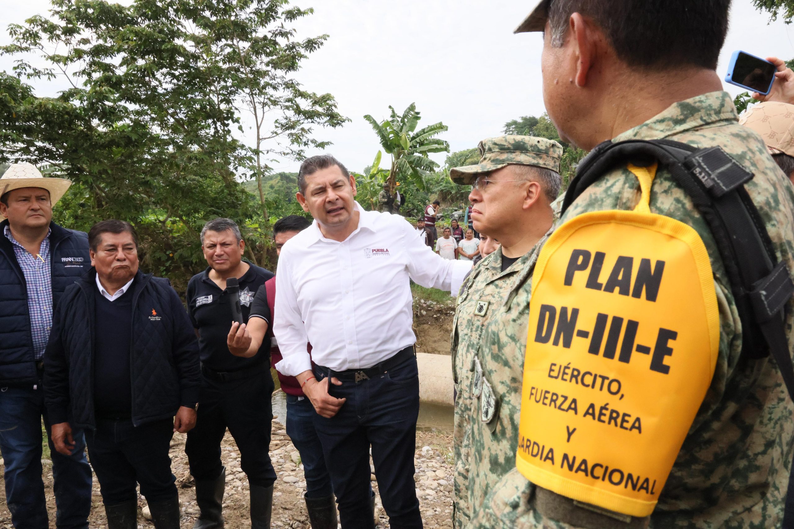 El gobernador Armenta realizó un recorrido en las localidades afectadas por el desbordamiento del río Pantepec