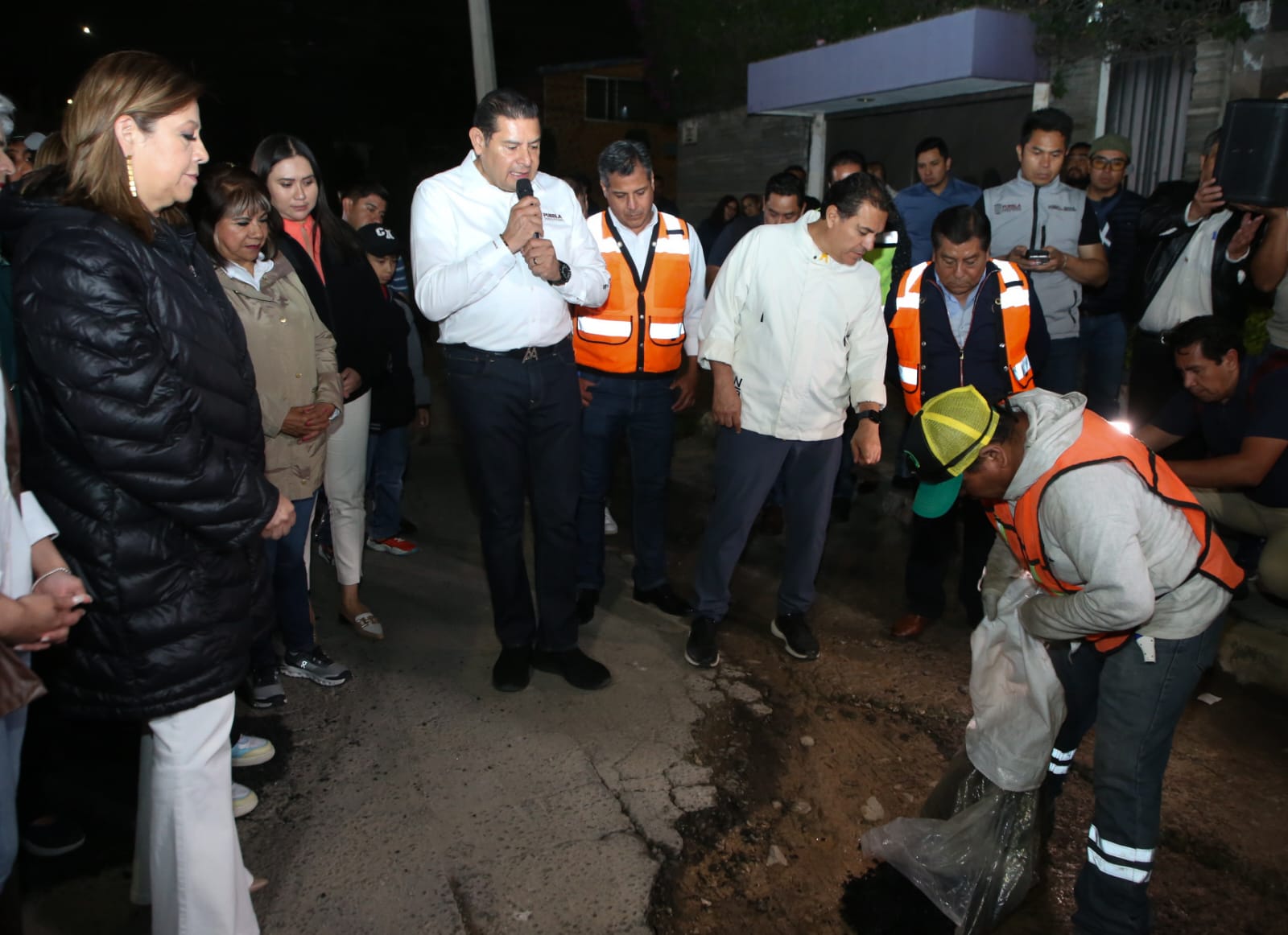 Bachetón trabaja día y noche para dignificación de vialidades Bachetón trabaja día y noche para dignificación de vialidades