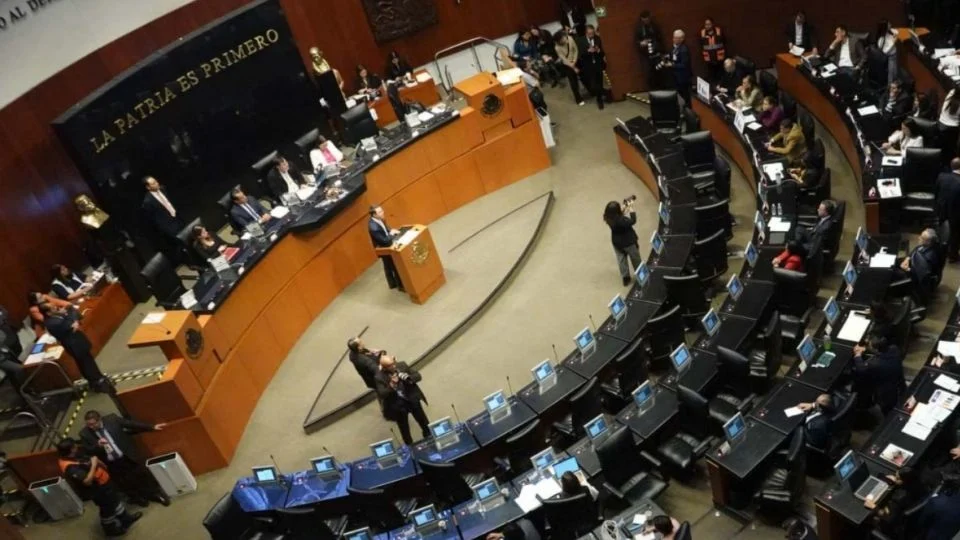 Legisladores de Morena y oposición se enfrentan en la Comisión Permanente por redadas en EU y deslinde de Sheinbaum Legisladores de Morena y oposición se enfrentan en la Comisión Permanente por redadas en EU y deslinde de Sheinbaum