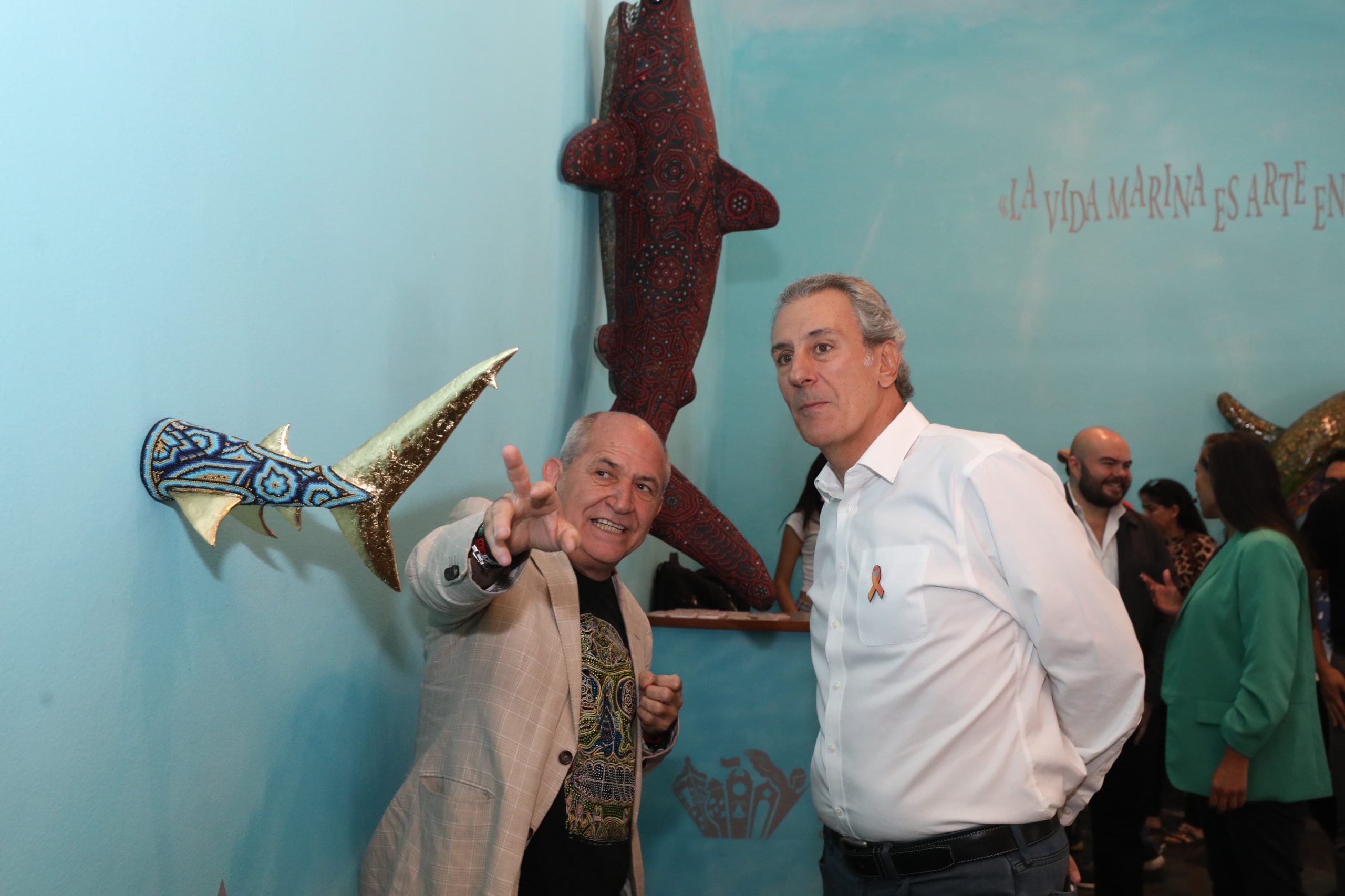 Recorre Pepe Chedraui la exposición “El Murmullo de los Océanos” en la Galería del Palacio Municipal