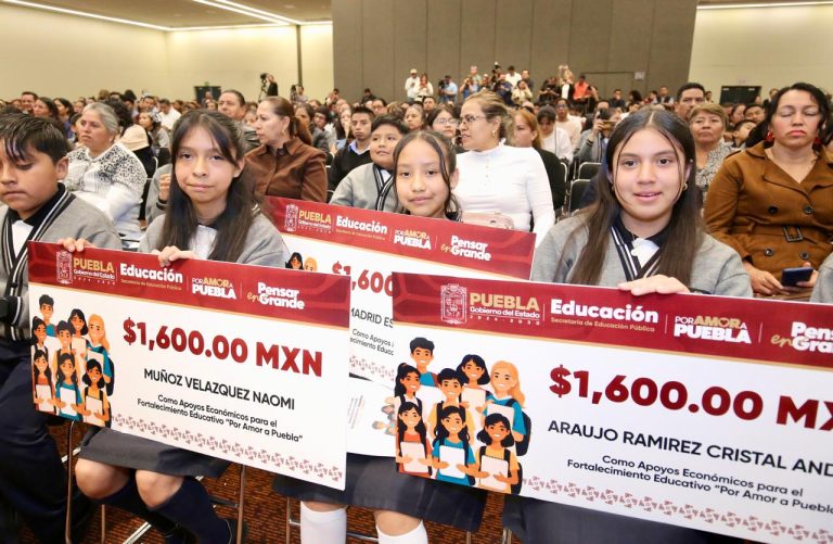 Entrega Alejandro Armenta apoyo de becas para 12 mil 824 estudiantes de nivel preescolar, primaria y secundaria.