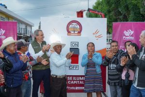 Gobierno de la Ciudad renovó el alumbrado en seis juntas auxiliares con Puebla Brilla; ahora avanzó San Andrés Azumiatla