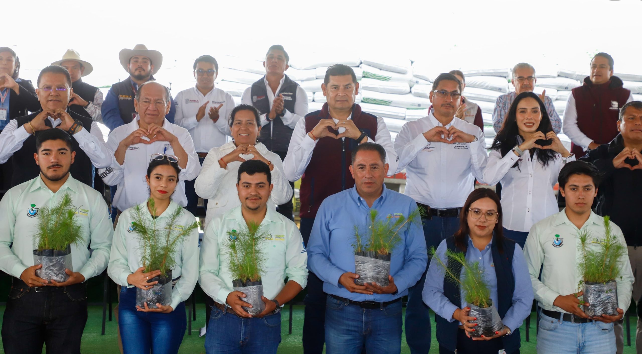 Entrega Armenta en Ahuazotepec 65 mil 500 plantas para continuar el Plan de Reforestación Entrega Armenta en Ahuazotepec 65 mil 500 plantas para continuar el Plan de Reforestación