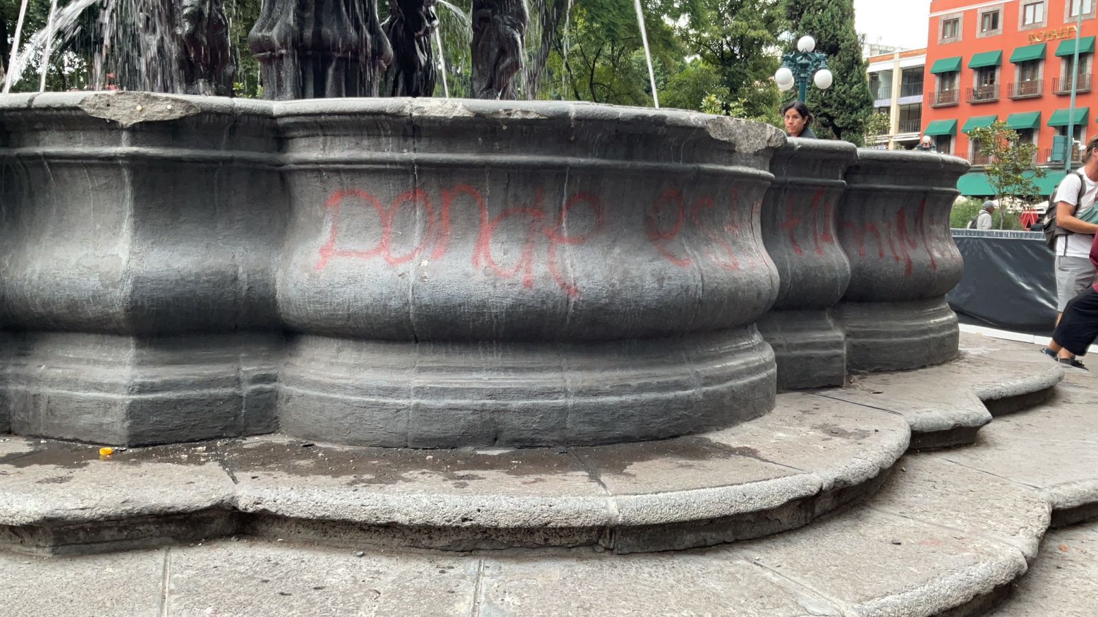 Manifestantes dañan la Fuente de San Miguel en el zócalo de la ciudad Manifestantes dañan la Fuente de San Miguel en el zócalo de la ciudad