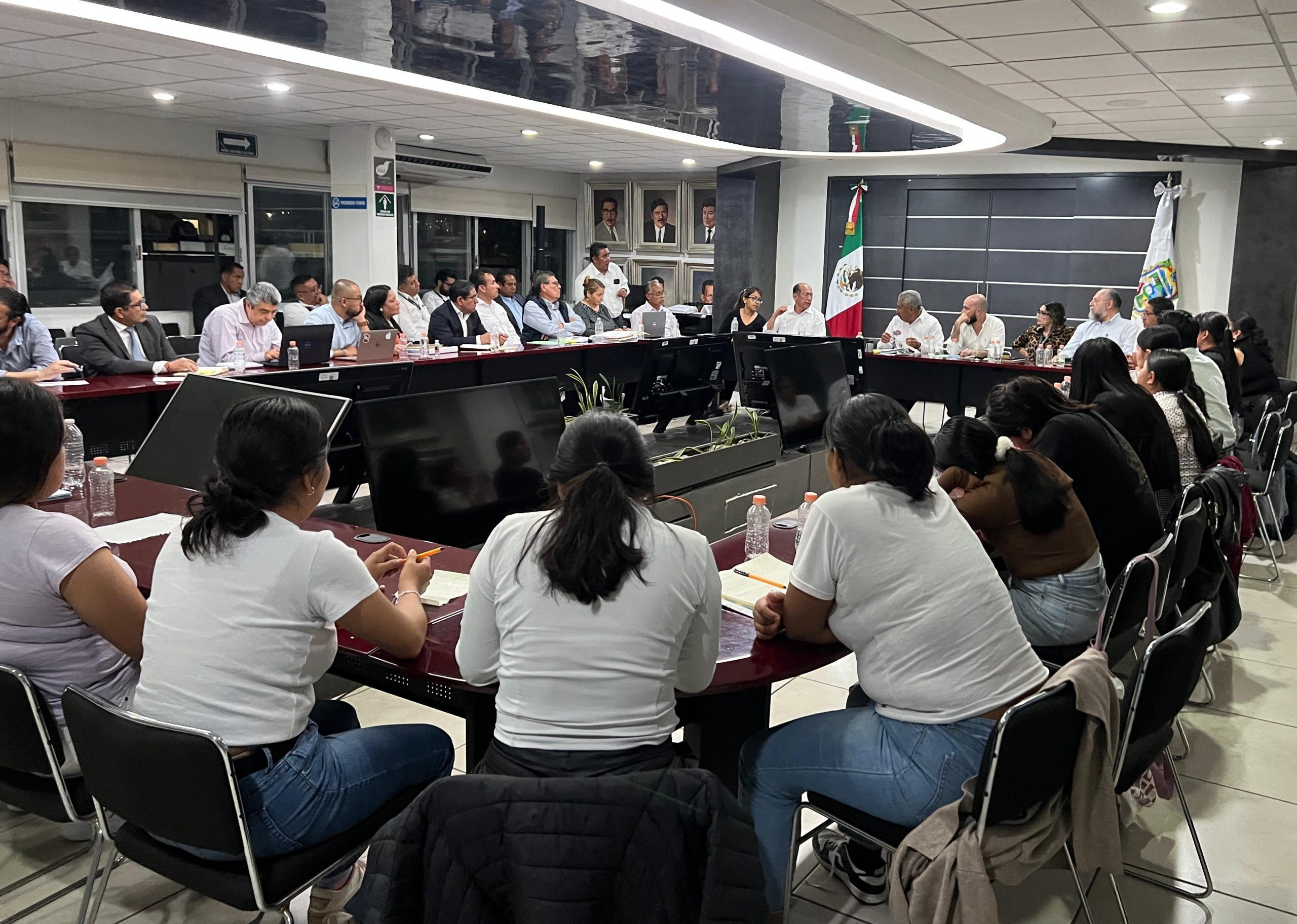 Mesa de acuerdos entre alumnas de la Normal Rural de Teteles y Gobierno Estatal Mesa de acuerdos entre alumnas de la Normal Rural de Teteles y Gobierno Estatal