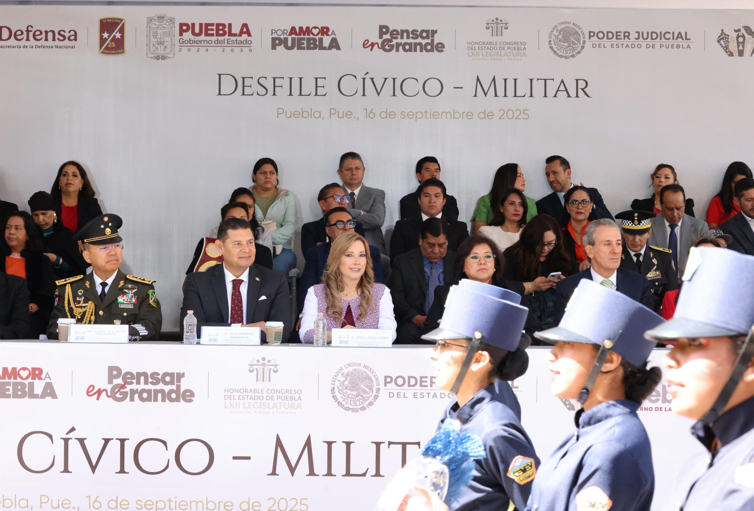 Con orgullo y fervor patrio, Armenta encabezó el Desfile Cívico-Militar en Puebla