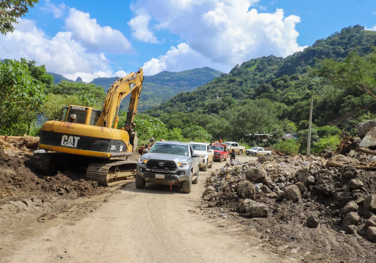 Restablecen caminos, entregan víveres y rehabilitan servicios en Pahuatlán Restablecen caminos, entregan víveres y rehabilitan servicios en Pahuatlán