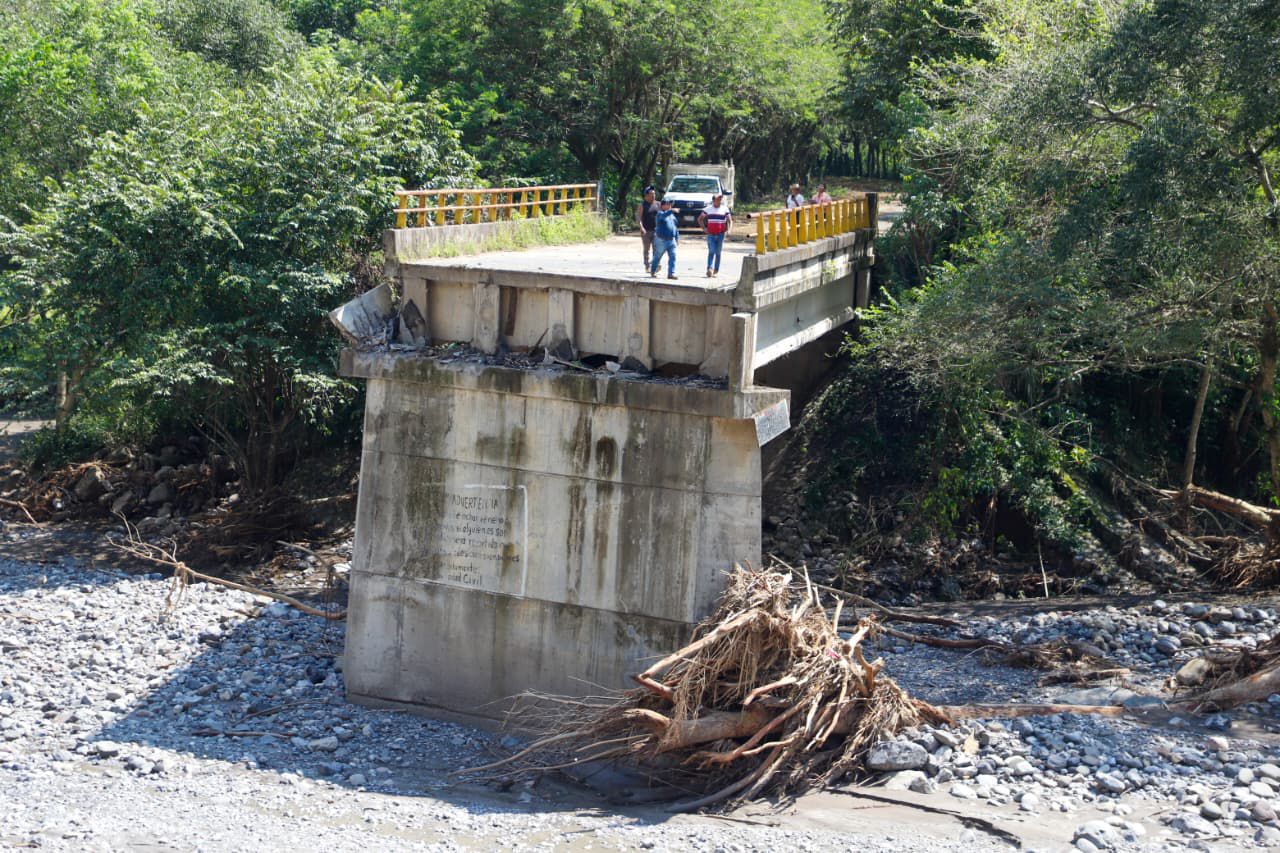 Reabren accesos a Tlacuilotepec y reconstruirán puente derribado por lluvias Reabren accesos a Tlacuilotepec y reconstruirán puente derribado por lluvias