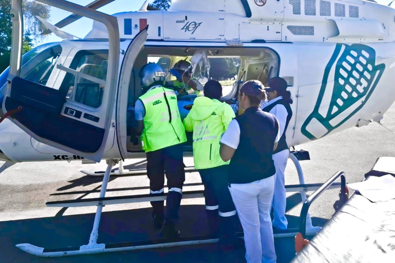 Trasladan vía aérea de Huauchinango a Puebla a adolescente con dengue grave Trasladan vía aérea de Huauchinango a Puebla a adolescente con dengue grave