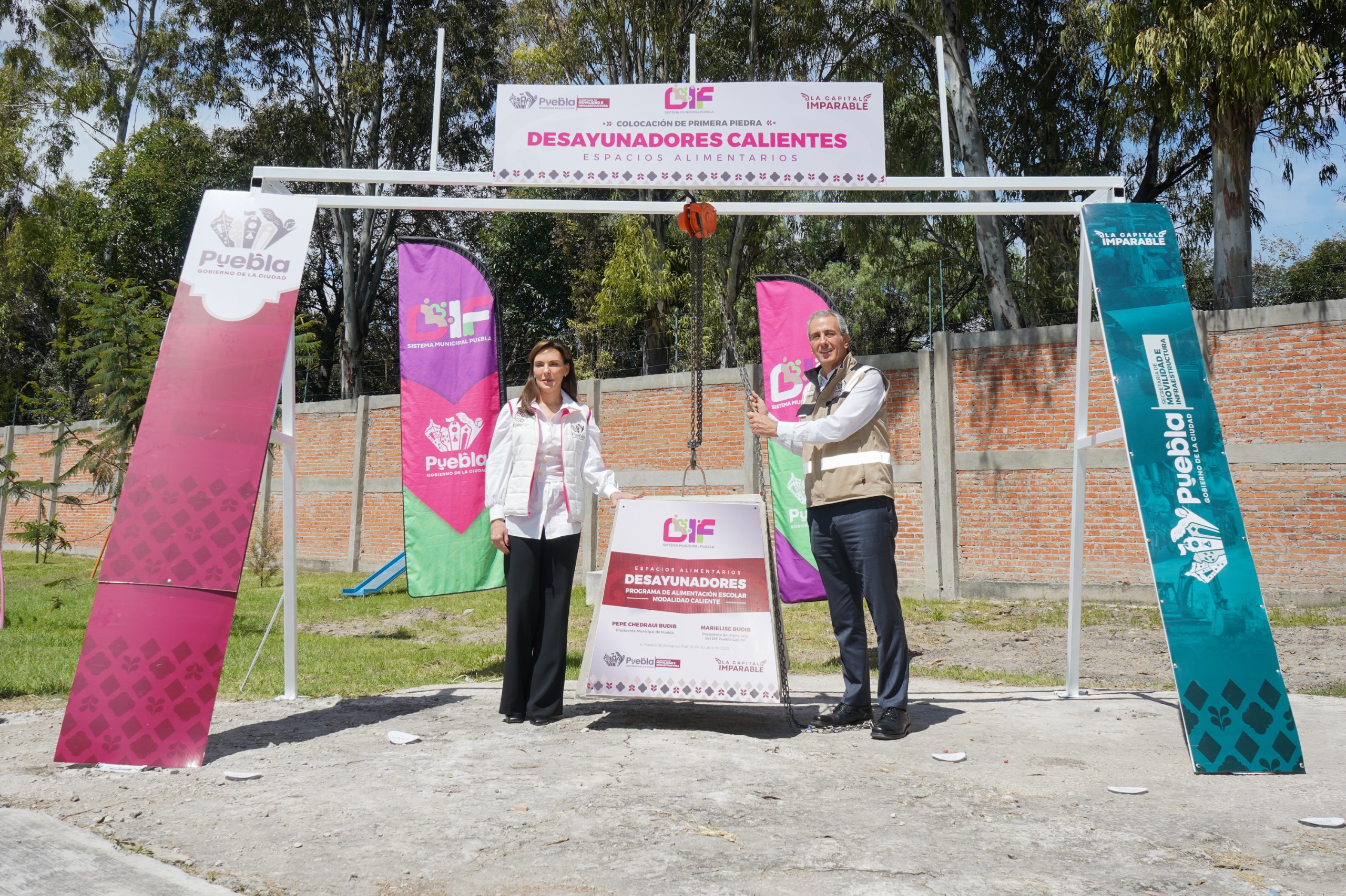 MariElise Budib y Pepe Chedraui colocan la primera piedra de desayunadores escolares transitorios MariElise Budib y Pepe Chedraui colocan la primera piedra de desayunadores escolares transitorios