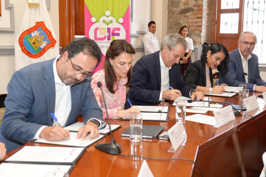MariElise Budib y Pepe Chedraui firman convenio con Fundación Distribuidores Nissan para la construcción y equipamiento de “Lumina” MariElise Budib y Pepe Chedraui firman convenio con Fundación Distribuidores Nissan para la construcción y equipamiento de “Lumina”