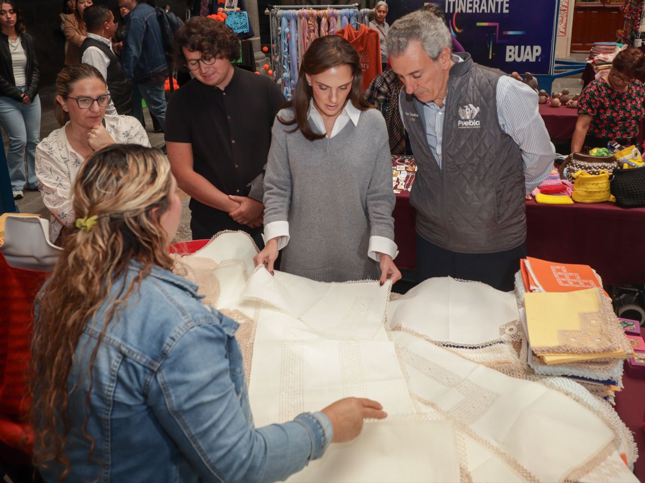 Recorren Pepe Chedraui y MariElise Budib Cumbre Iberoamericana de Artesanías que realiza en la capital Recorren Pepe Chedraui y MariElise Budib Cumbre Iberoamericana de Artesanías que realiza en la capital