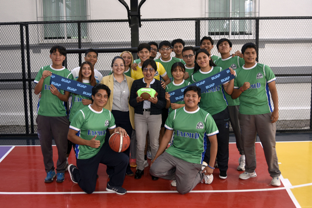 Inaugura Lilia Cedillo cancha deportiva y espacios de esparcimiento en el Área de la Salud